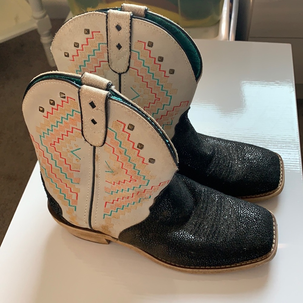 Women’s cowboy boots. Size 9.
